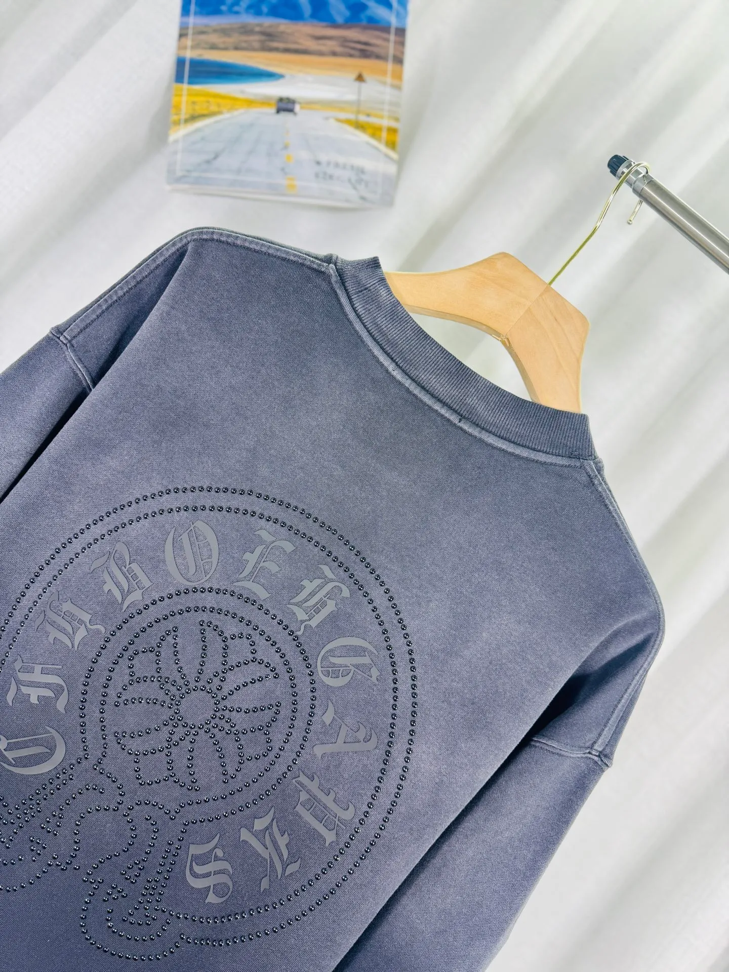 P280 top version, real shot without P, ​​different from market currency) 𝗖𝗵𝗿𝗼𝗺𝗲 𝗛𝗲𝗮𝗿𝘁𝘀/Croxin 2025 Autumn and Winter New Original Single Counter American 3D Rivets and Drill Couple Casual Sweater 👑The highest version! Customized fabric 430g tripe terry fabric! American-style pickled and distressed original fabric, laser-burned flowers, rivets and diamonds, exquisite embroidery of letters! The best-selling model in the counter, very comfortable to wear. Accessories: original molded and authenticated collar label➕100% silk wash label. Genuine purchase-grade original hangtag➕matching hanging rope➕3D hanging beads➕original packaging bag. Craftsmanship: The original version has consistent wiring! The highest version of the armhole matching technique! Color: Pink Black Green Purple Size: S M L XL Style Number: 25-363